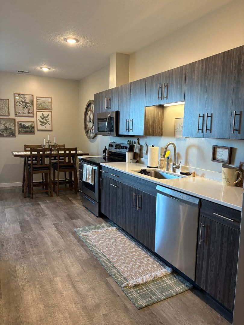 Superior Apartment: 2601 Bardon Ave