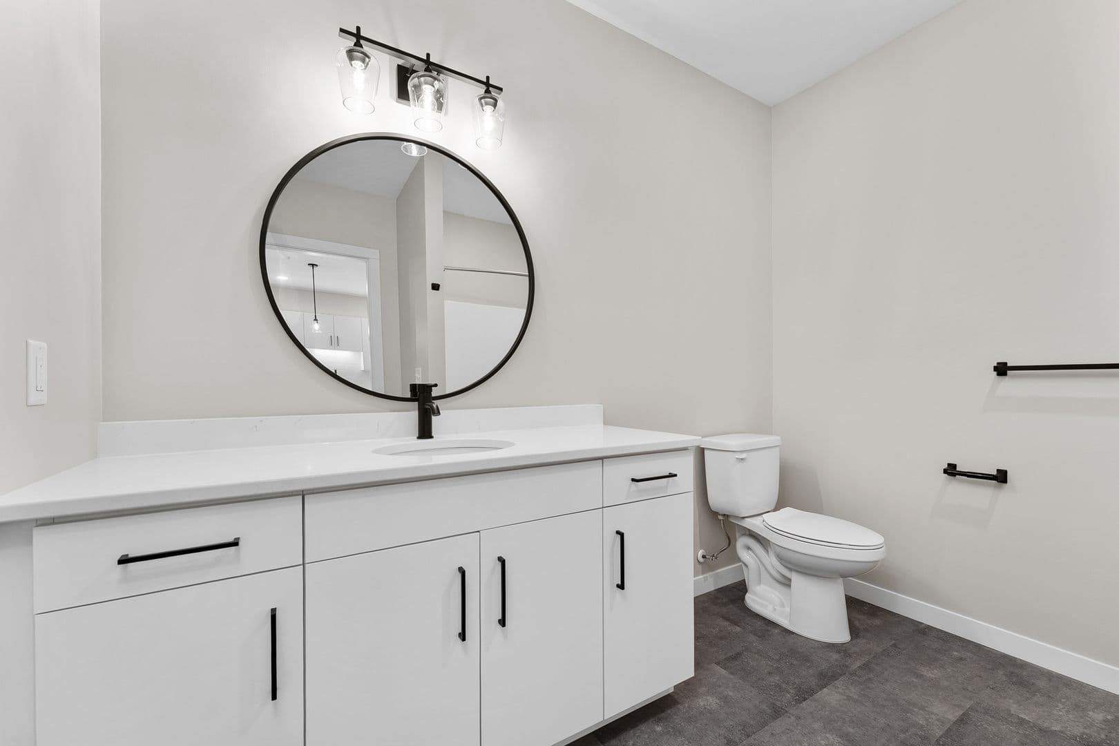 Eau Claire Apartment: 1920 Oxford Avenue