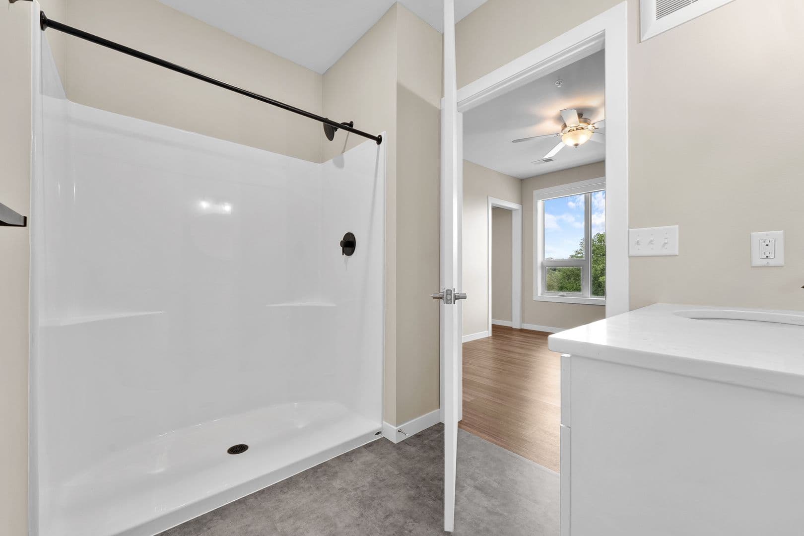 Eau Claire Apartment: 2016 Oxford Avenue