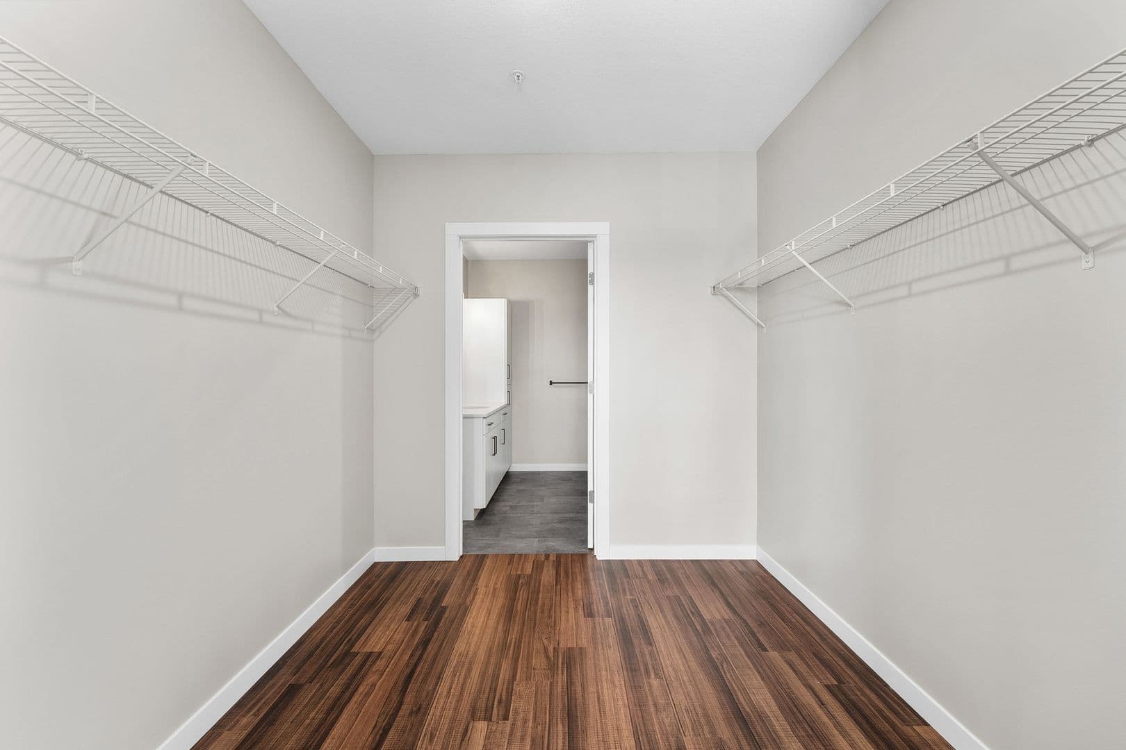 Eau Claire Apartment: 2016 Oxford Avenue