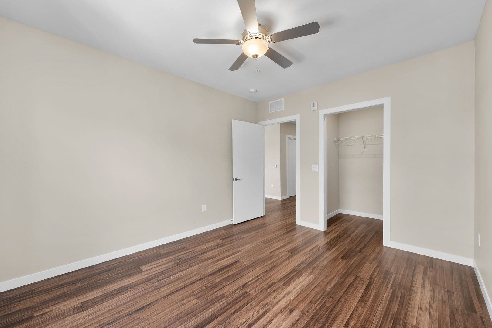 Eau Claire Apartment: 2016 Oxford Avenue