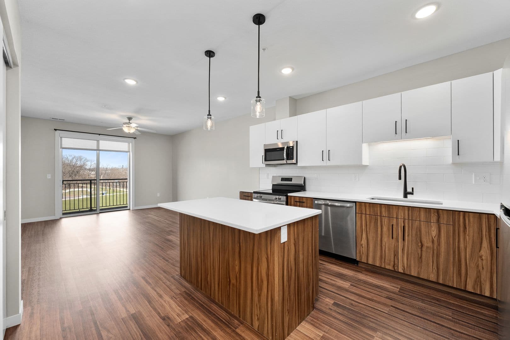 Eau Claire Apartment: 2016 Oxford Avenue