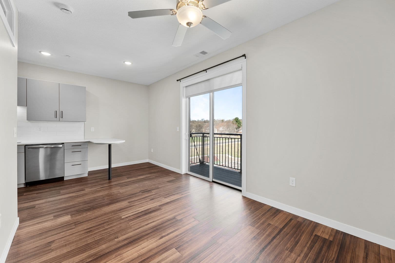 Eau Claire Apartment: 1920 Oxford Avenue