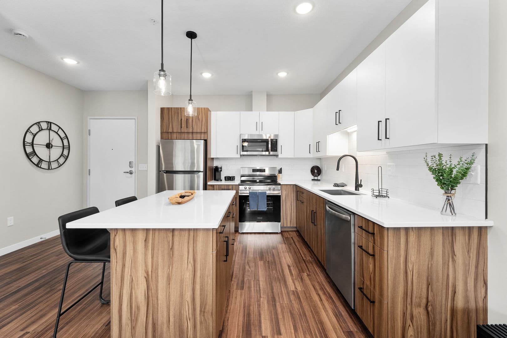 Eau Claire Apartment: 2016 Oxford Avenue