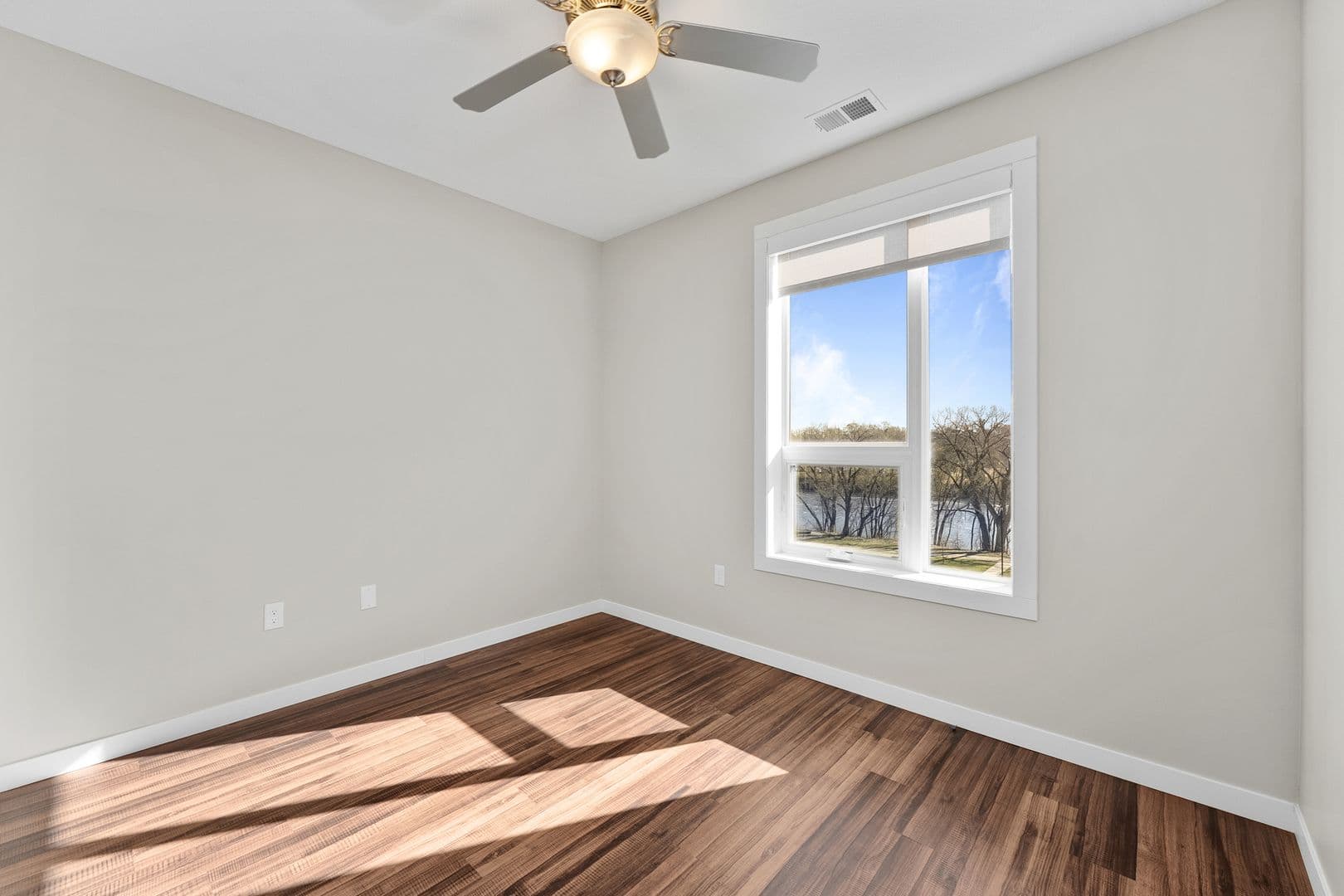Eau Claire Apartment: 1920 Oxford Avenue