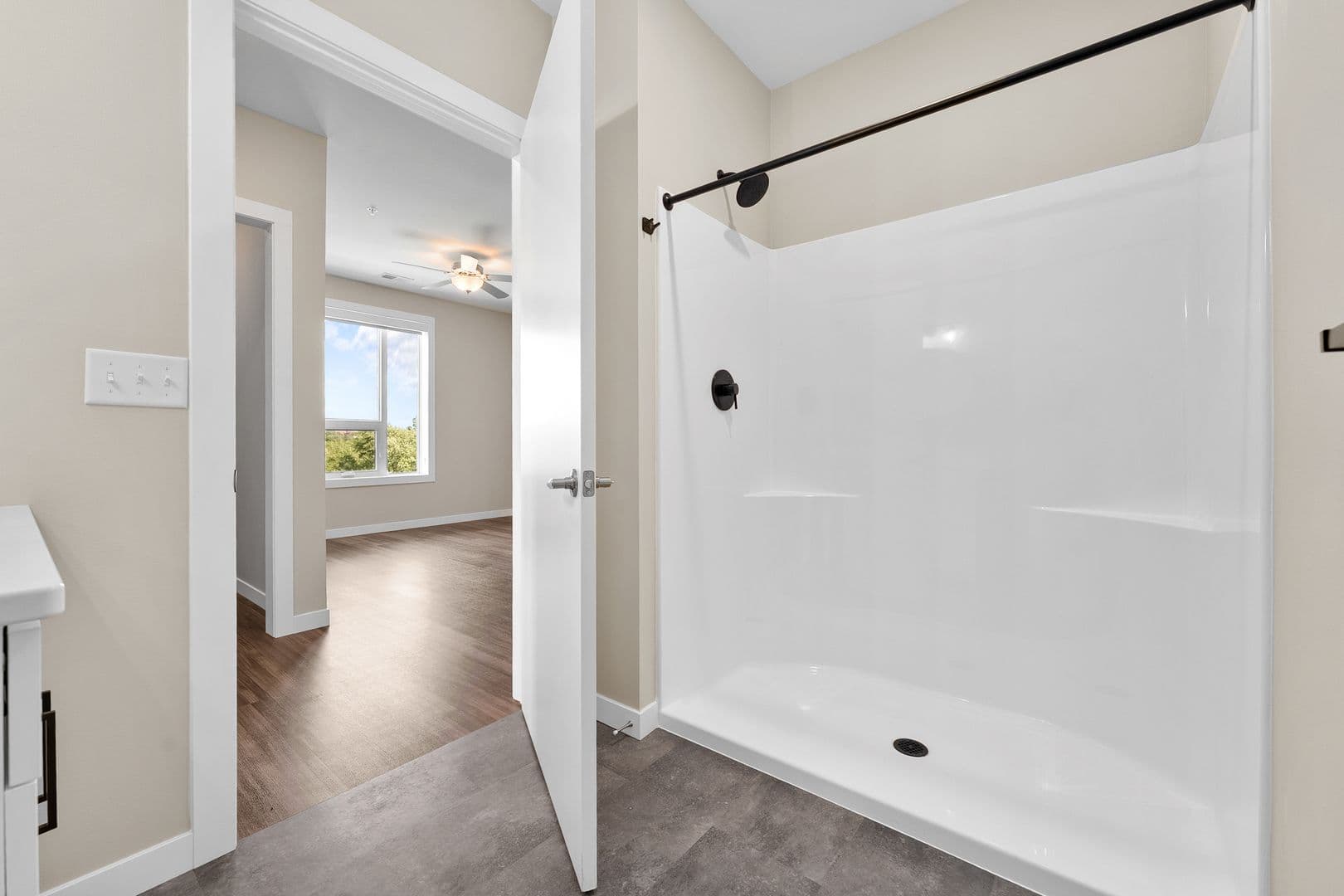 Eau Claire Apartment: 2016 Oxford Avenue