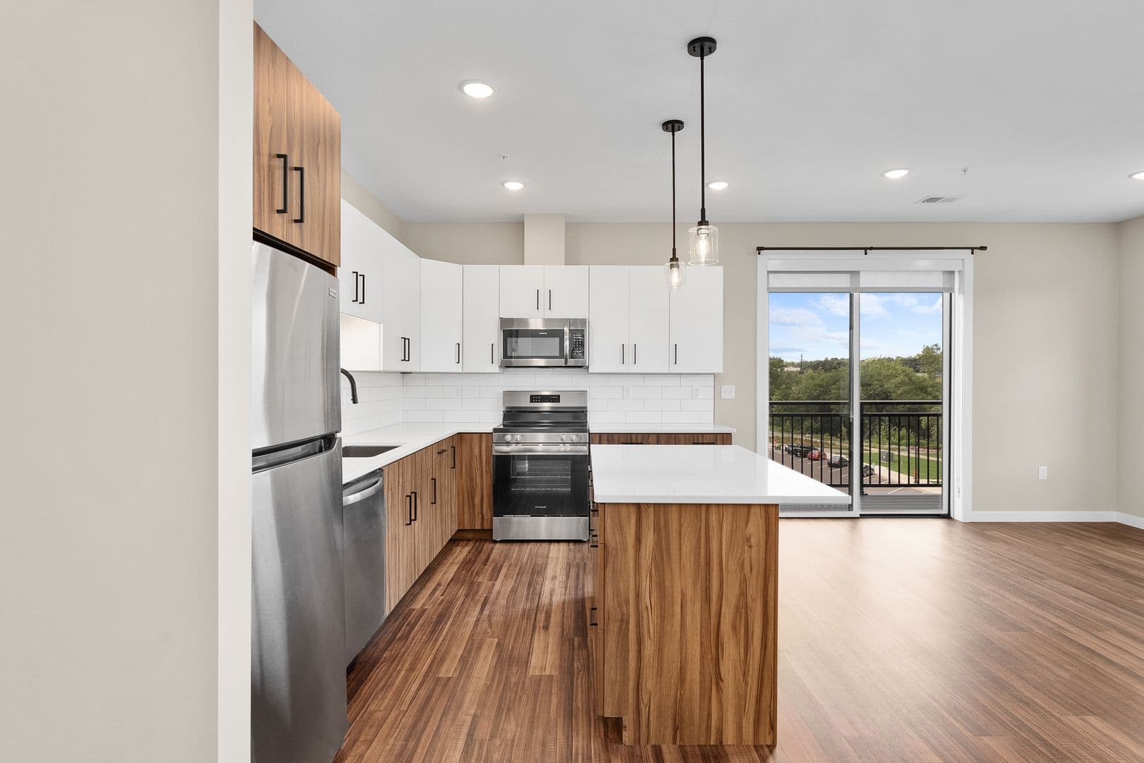Eau Claire Apartment: 2016 Oxford Avenue