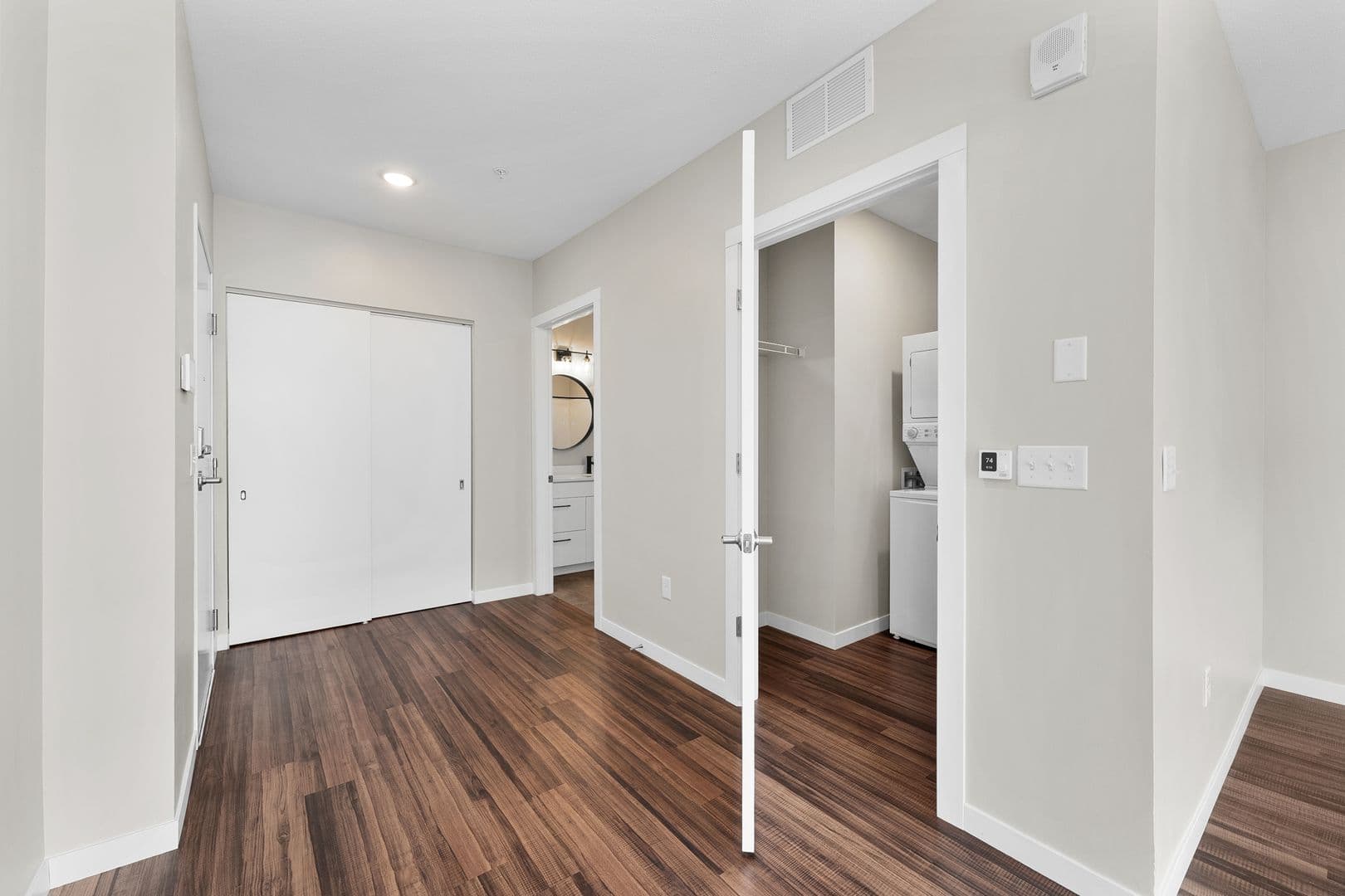 Eau Claire Apartment: 2016 Oxford Avenue