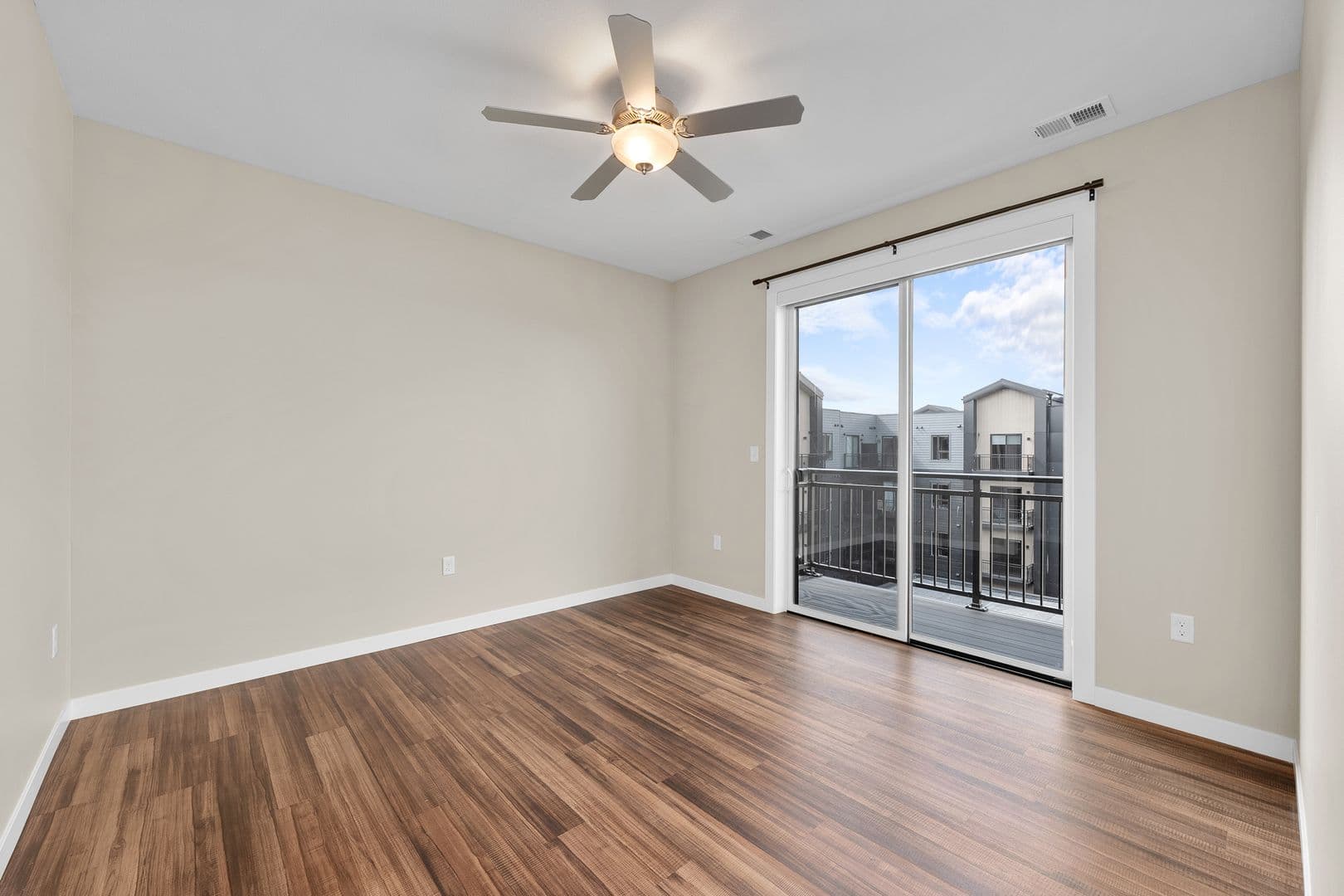 Eau Claire Apartment: 2016 Oxford Avenue