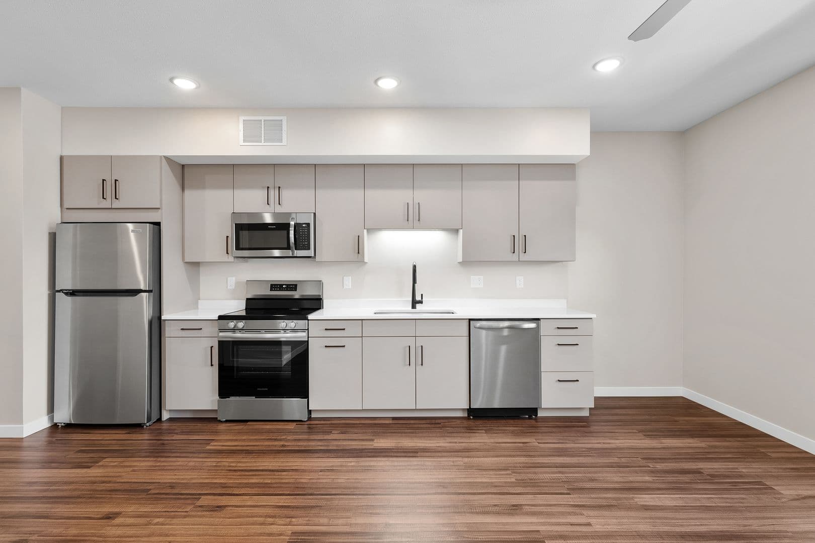 Eau Claire Apartment: 2016 Oxford Avenue