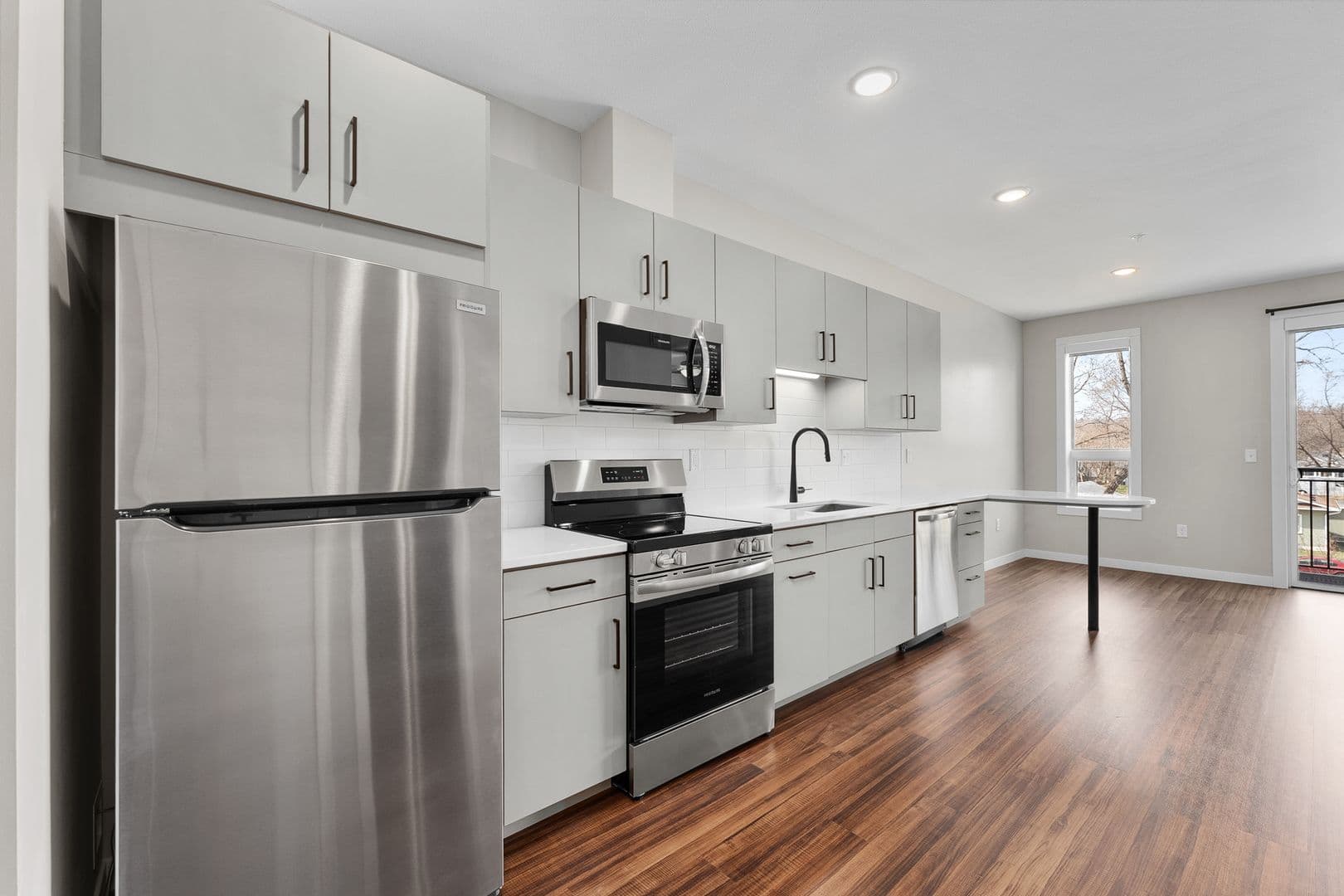 Eau Claire Apartment: 2016 Oxford Avenue