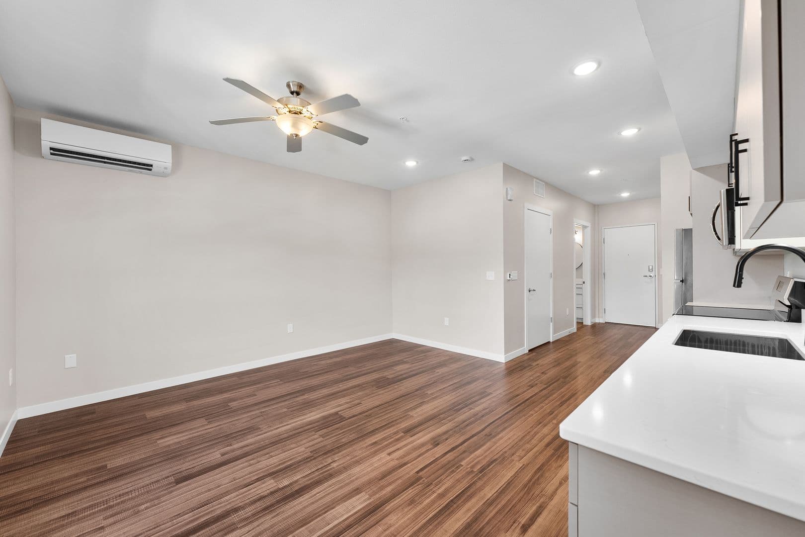 Eau Claire Apartment: 2016 Oxford Avenue