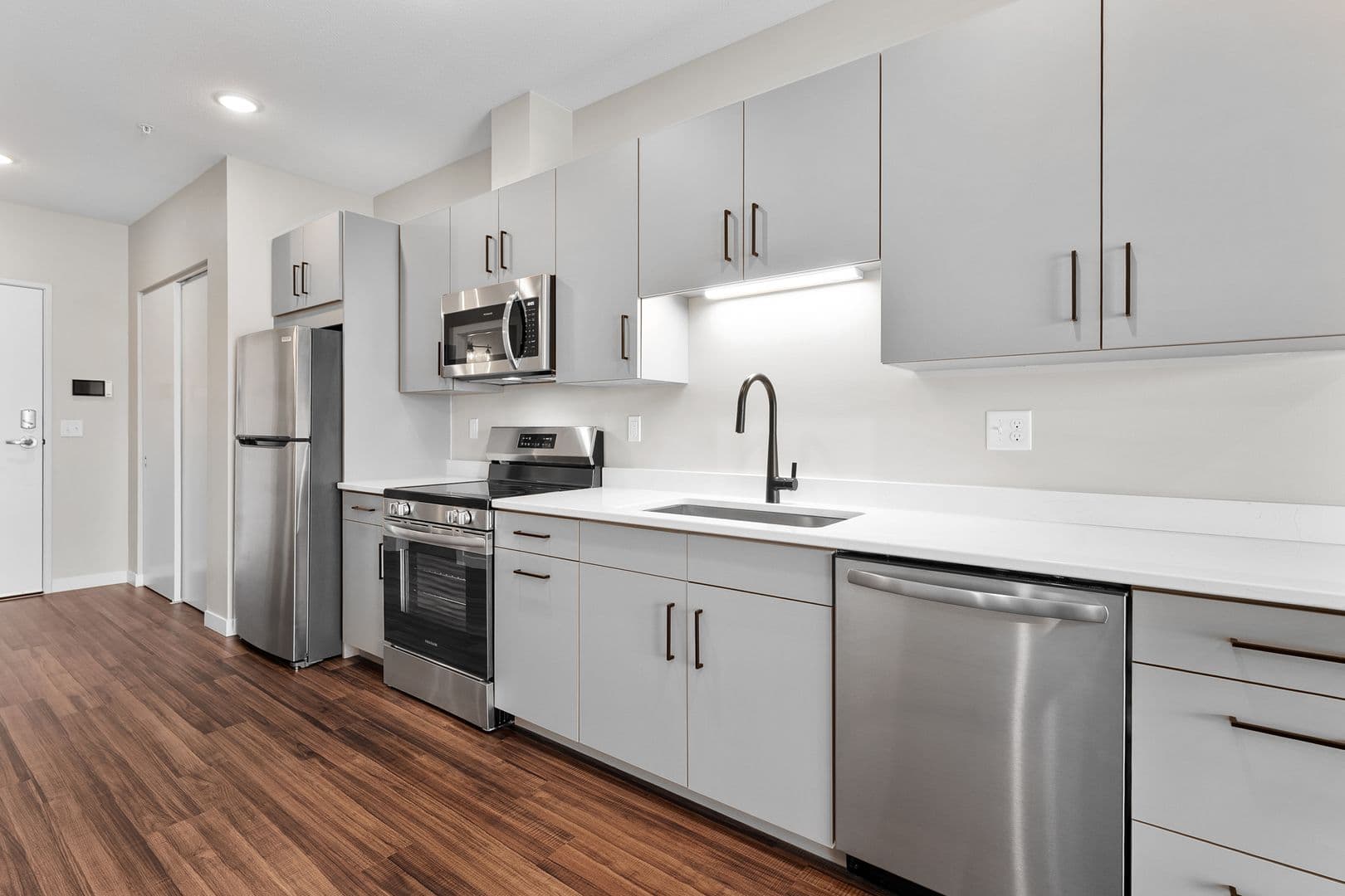 Eau Claire Apartment: 1920 Oxford Avenue