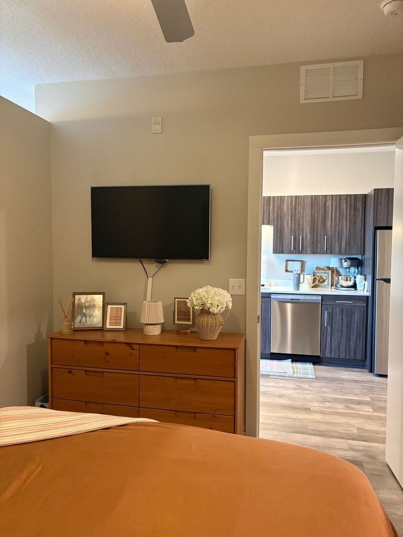 Superior Apartment: 2601 Bardon Ave