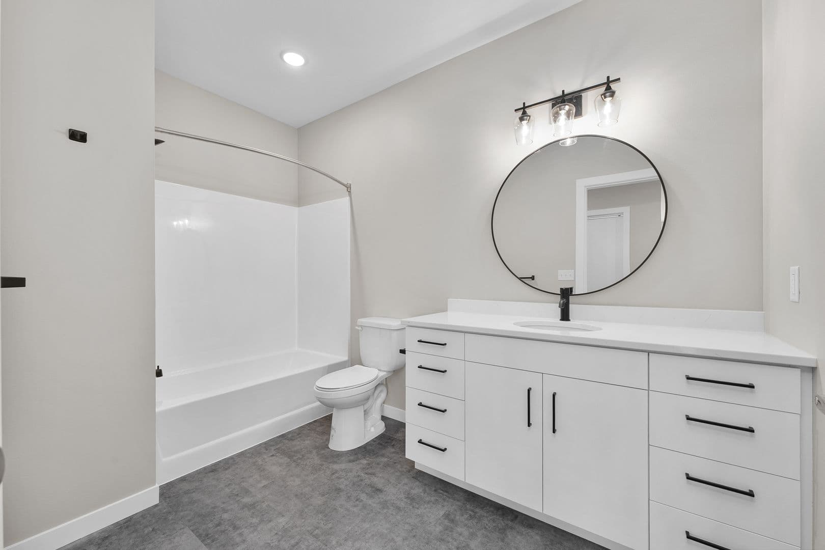 Eau Claire Apartment: 2016 Oxford Avenue