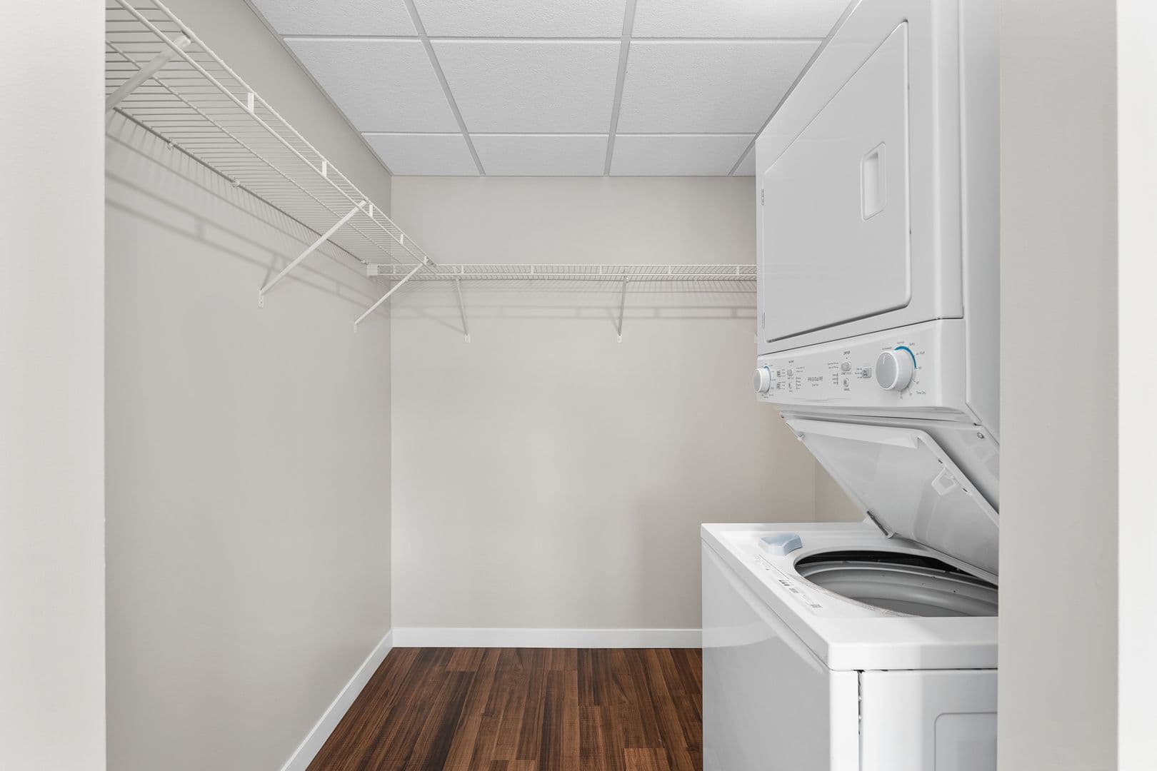 Eau Claire Apartment: 2016 Oxford Avenue