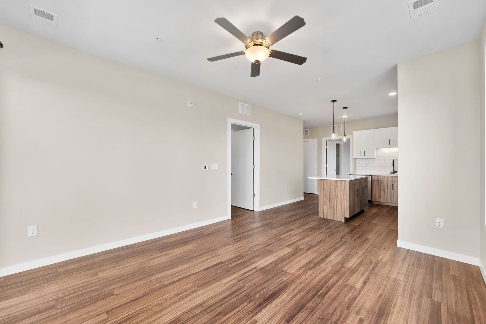 Eau Claire Apartment: 2016 Oxford Avenue