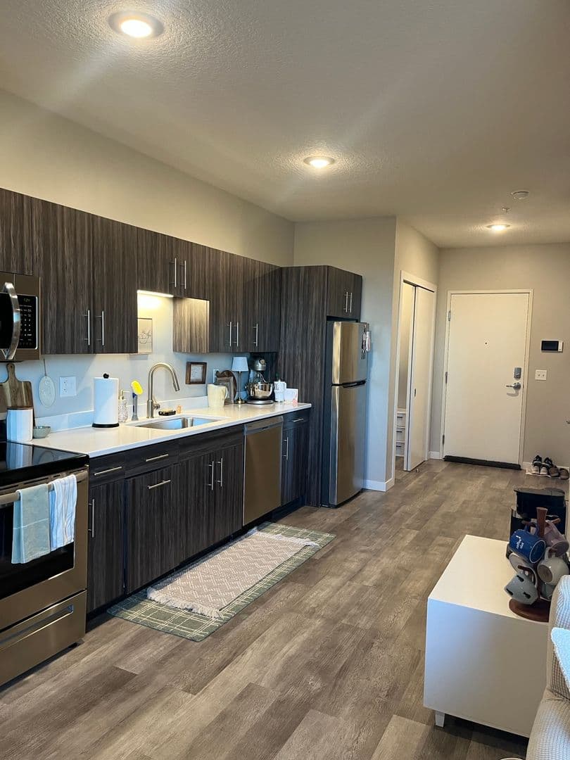 Superior Apartment: 2601 Bardon Ave