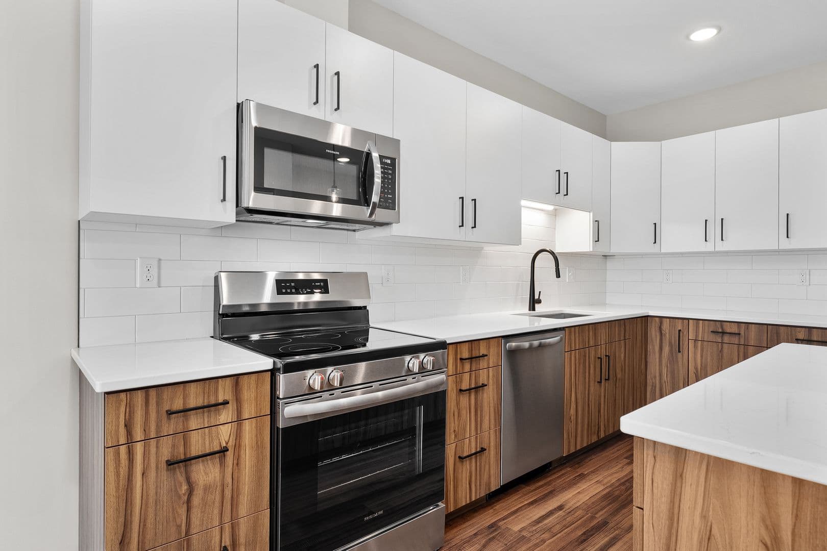 Eau Claire Apartment: 2016 Oxford Avenue