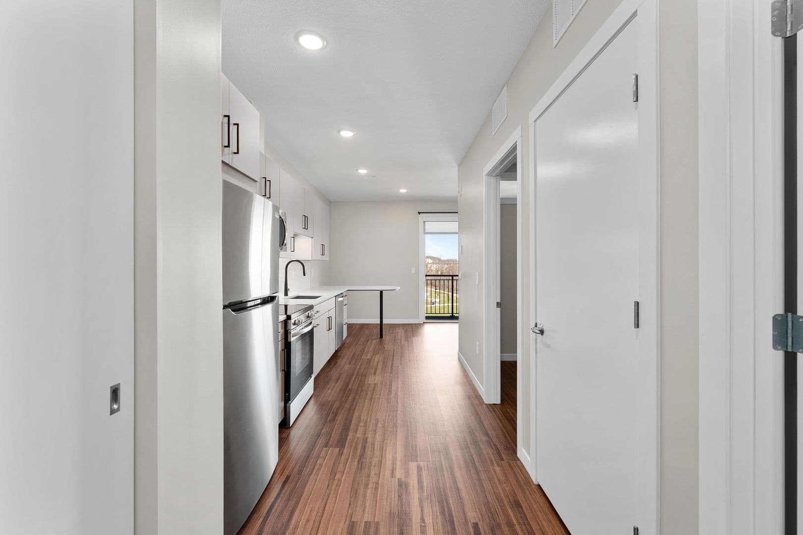 Eau Claire Apartment: 1920 Oxford Avenue