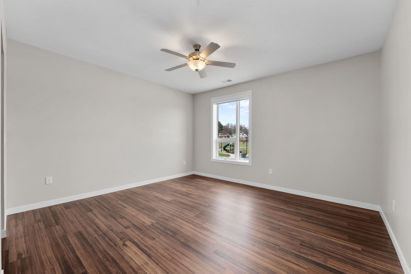 Eau Claire Apartment: 1920 Oxford Avenue