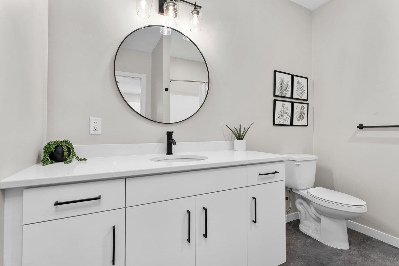 Eau Claire Apartment: 2016 Oxford Avenue