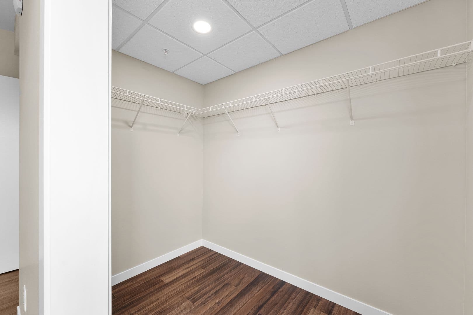 Eau Claire Apartment: 2016 Oxford Avenue