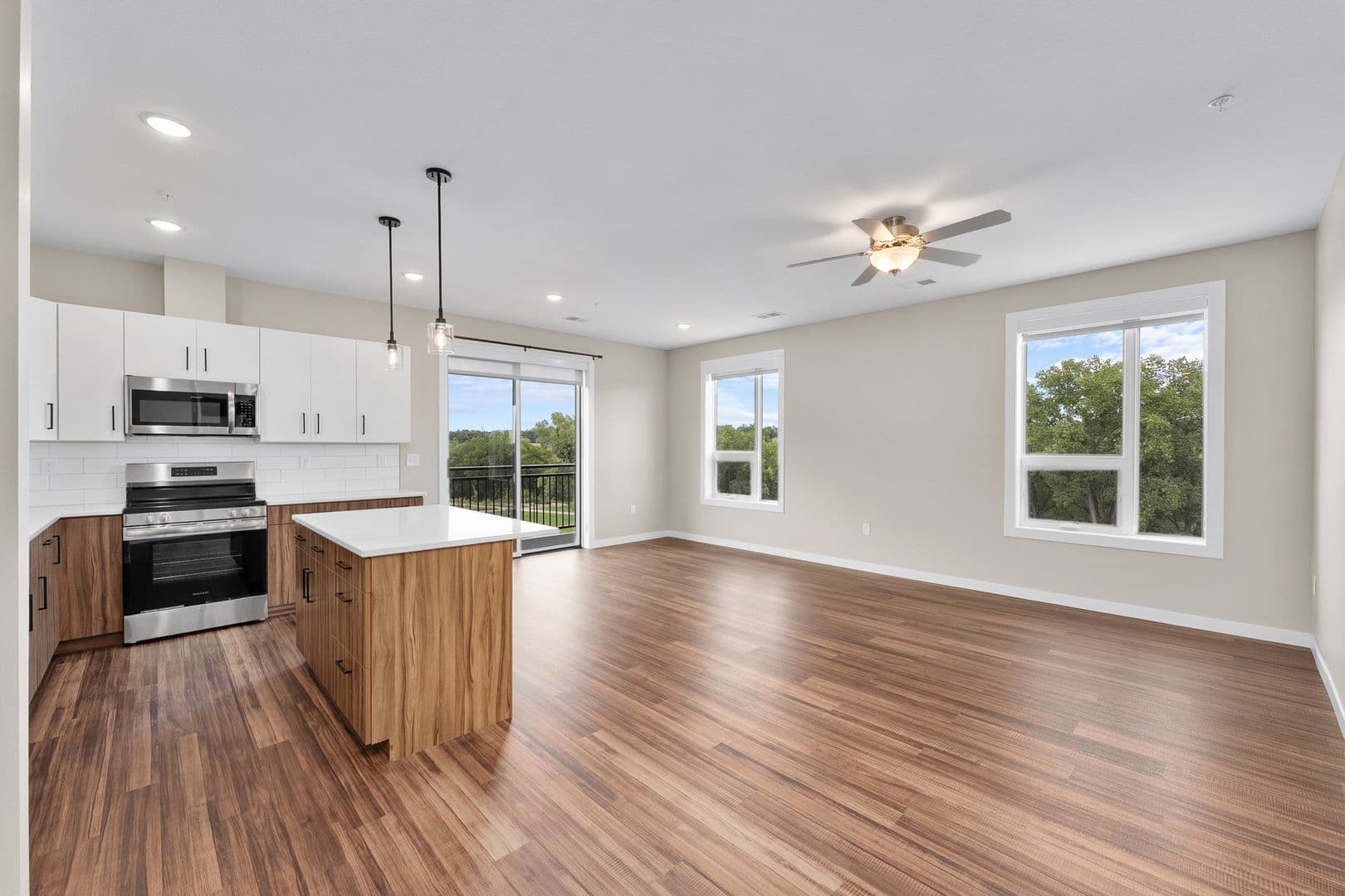 Eau Claire Apartment: 2016 Oxford Avenue