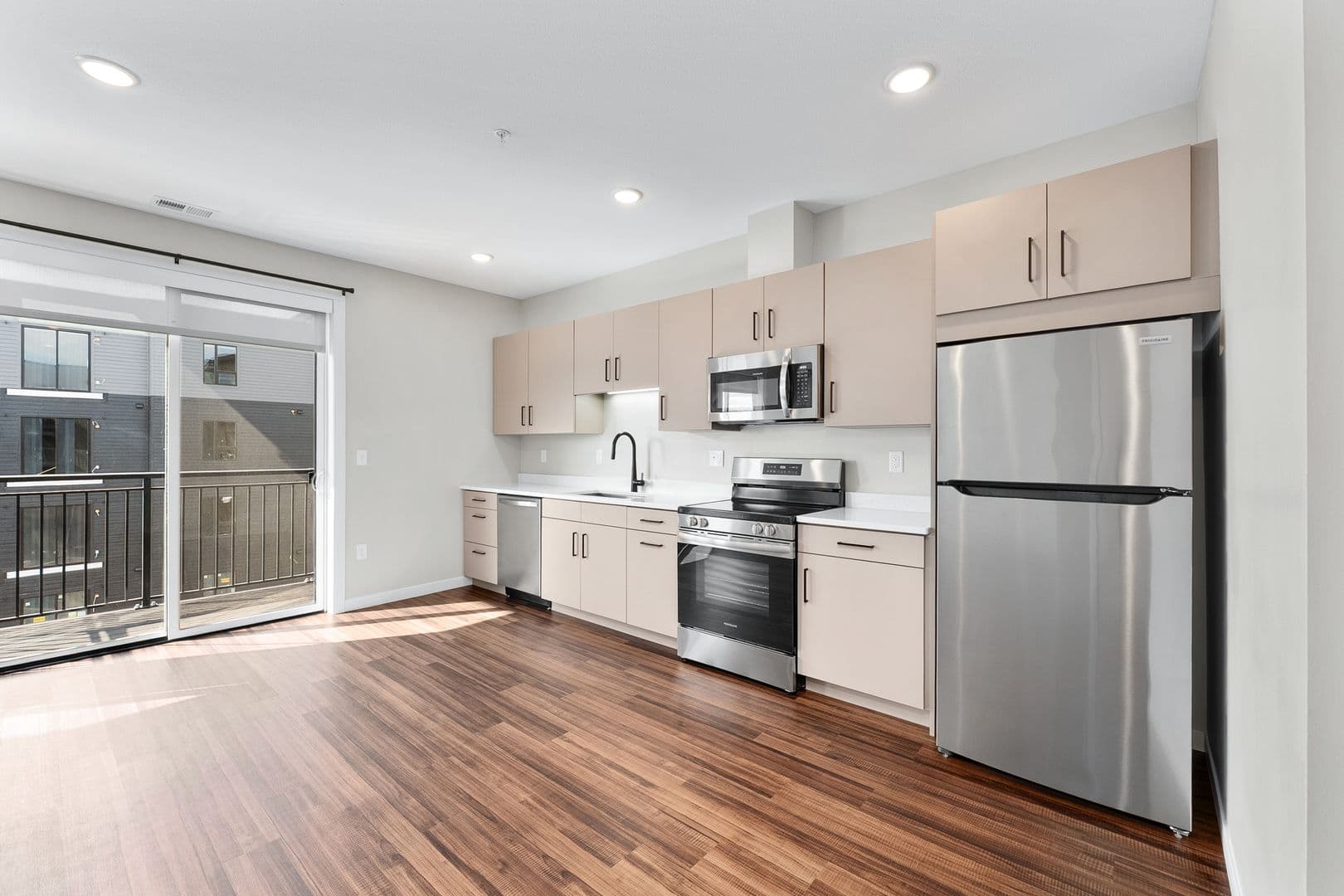 Eau Claire Apartment: 2016 Oxford Avenue