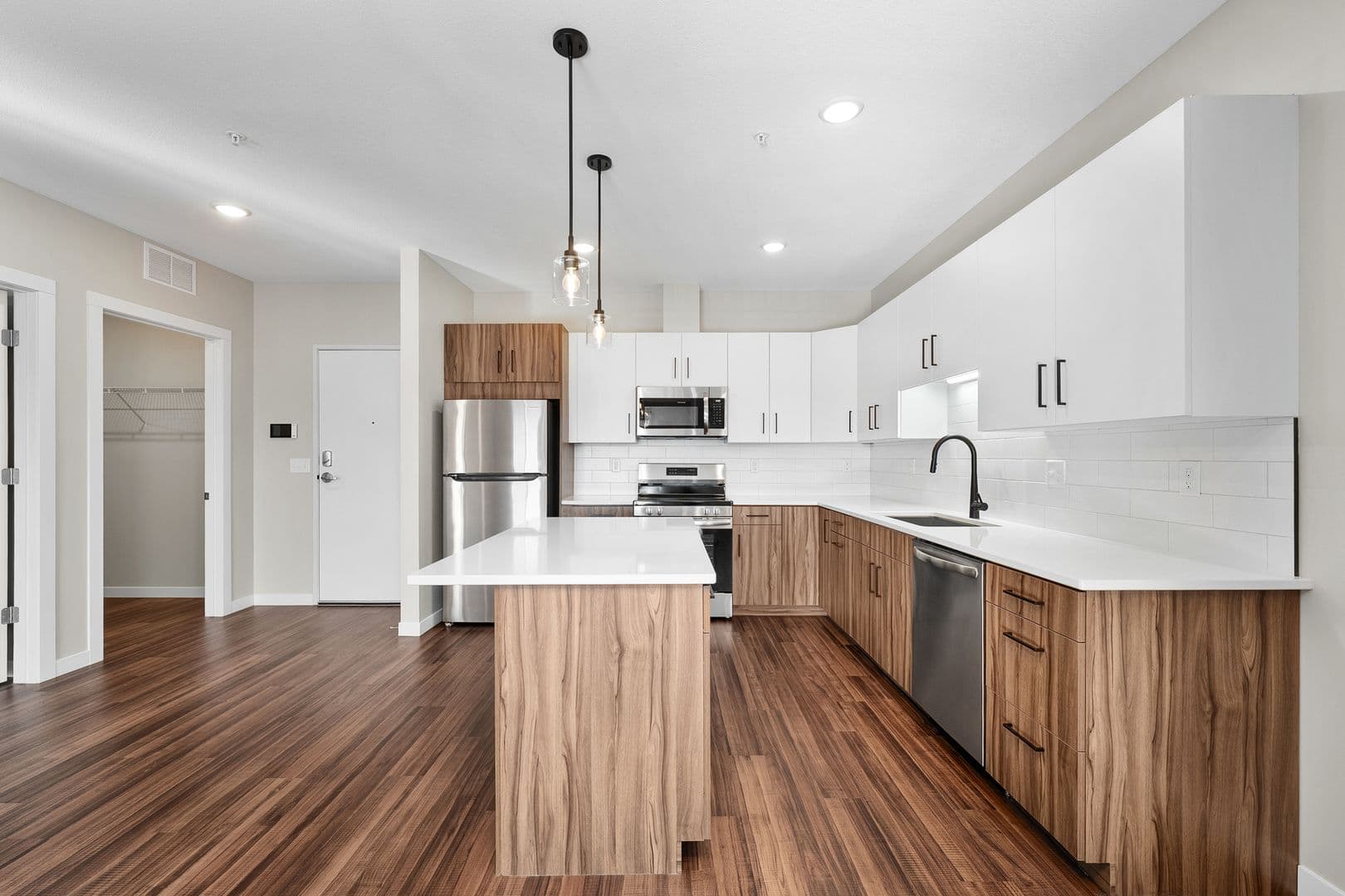 Eau Claire Apartment: 1920 Oxford Avenue