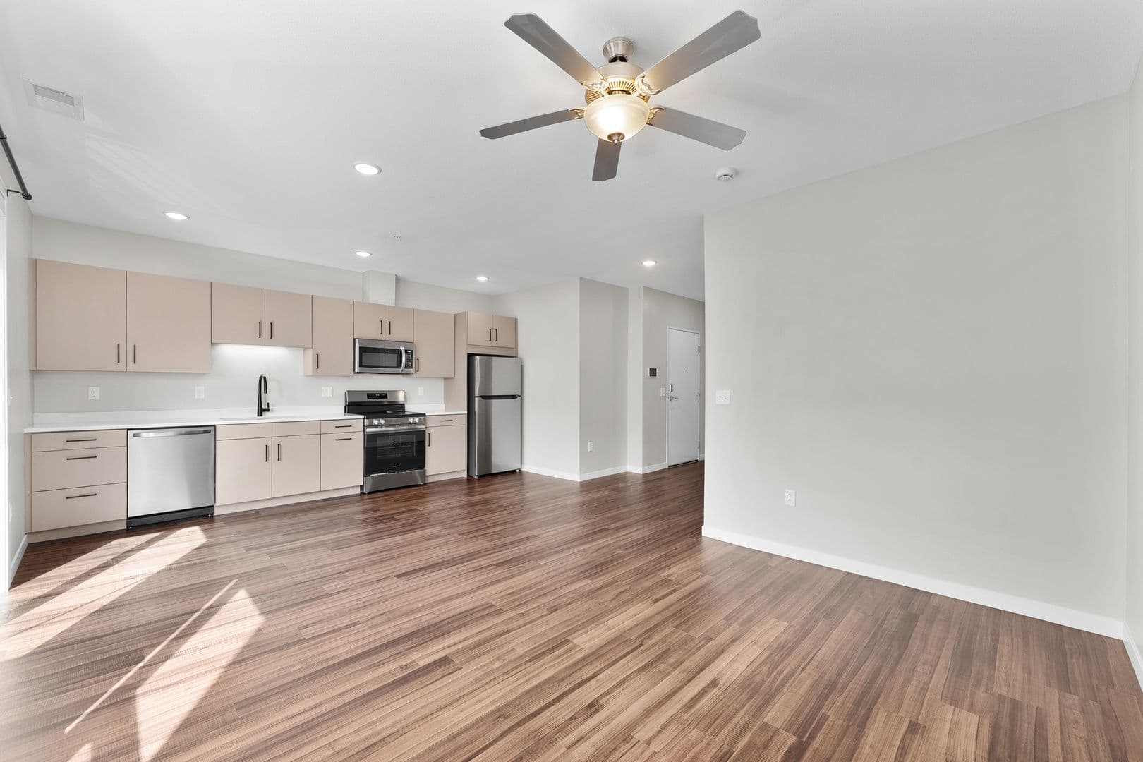 Eau Claire Apartment: 2016 Oxford Avenue