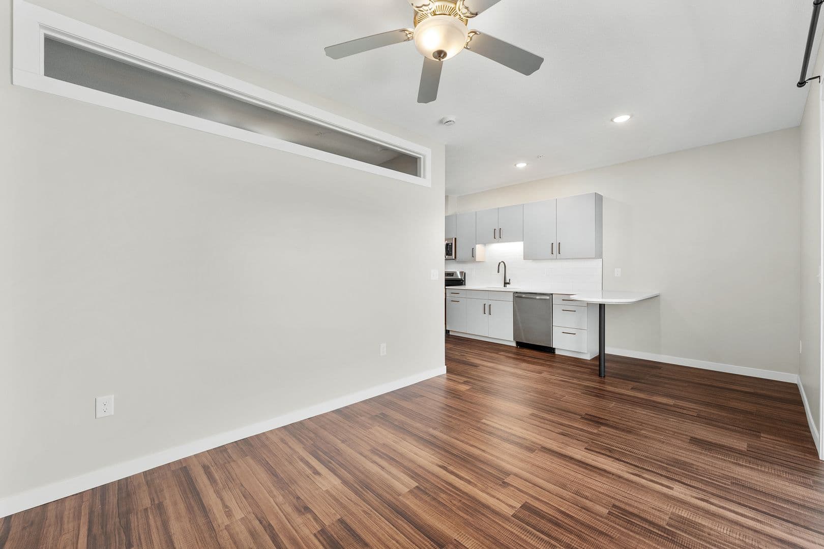 Eau Claire Apartment: 2016 Oxford Avenue