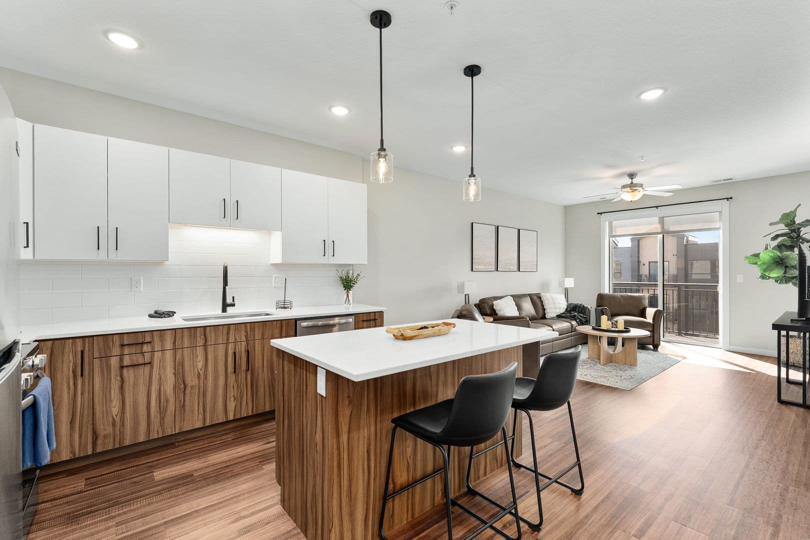 Eau Claire Apartment: 2016 Oxford Avenue