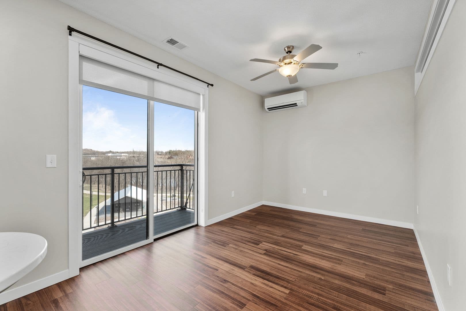 Eau Claire Apartment: 1920 Oxford Avenue