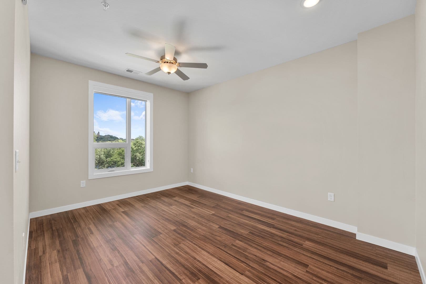Eau Claire Apartment: 2016 Oxford Avenue