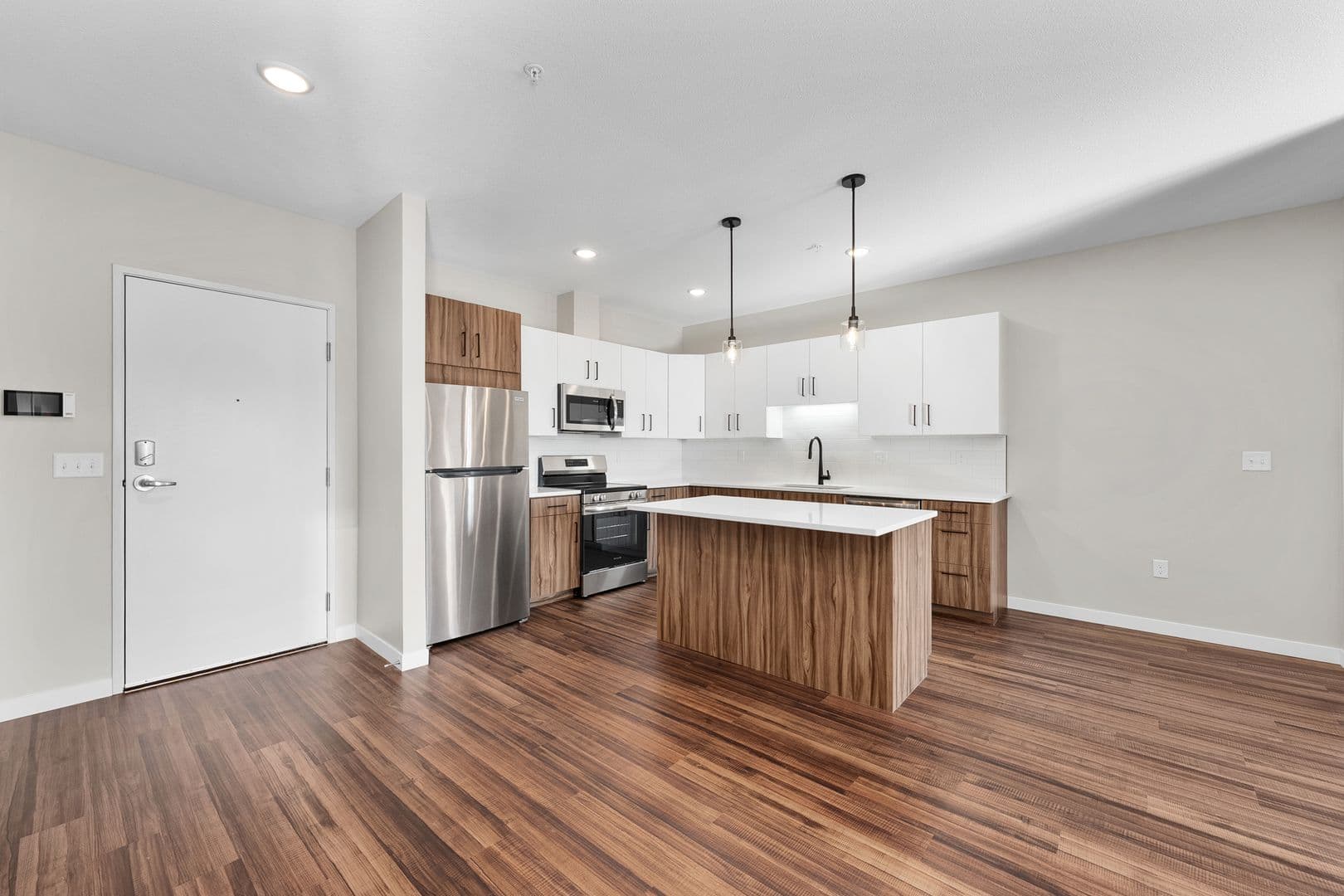 Eau Claire Apartment: 1920 Oxford Avenue