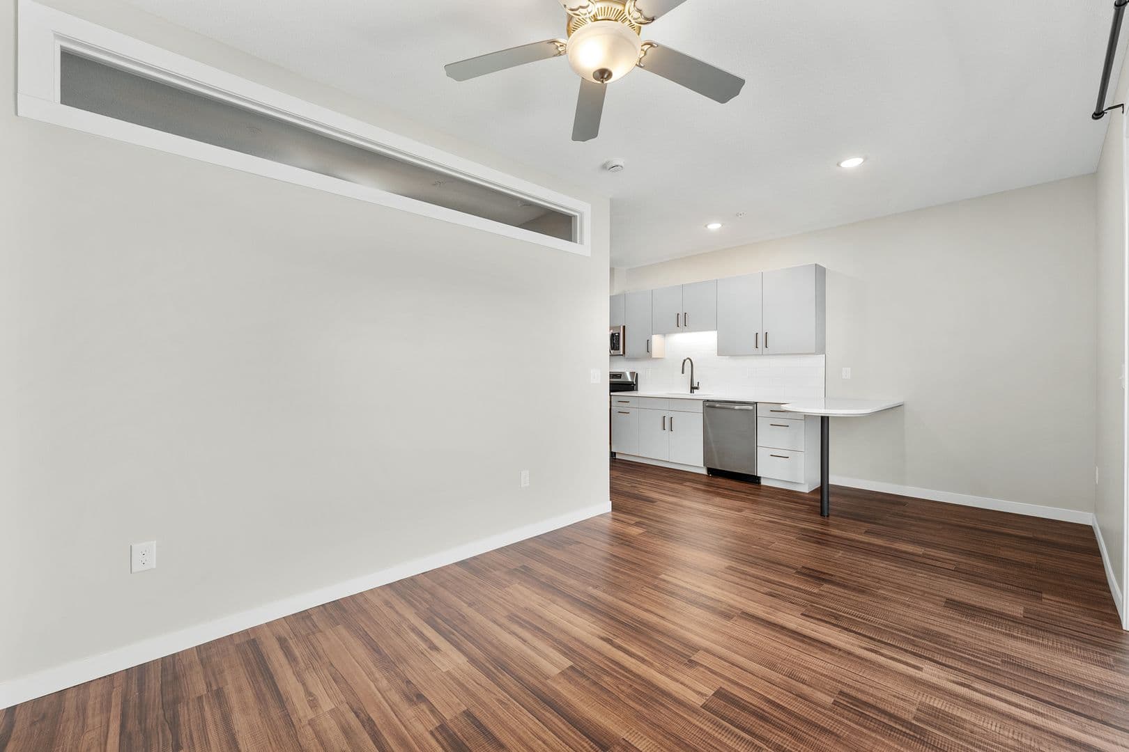 Eau Claire Apartment: 1920 Oxford Avenue