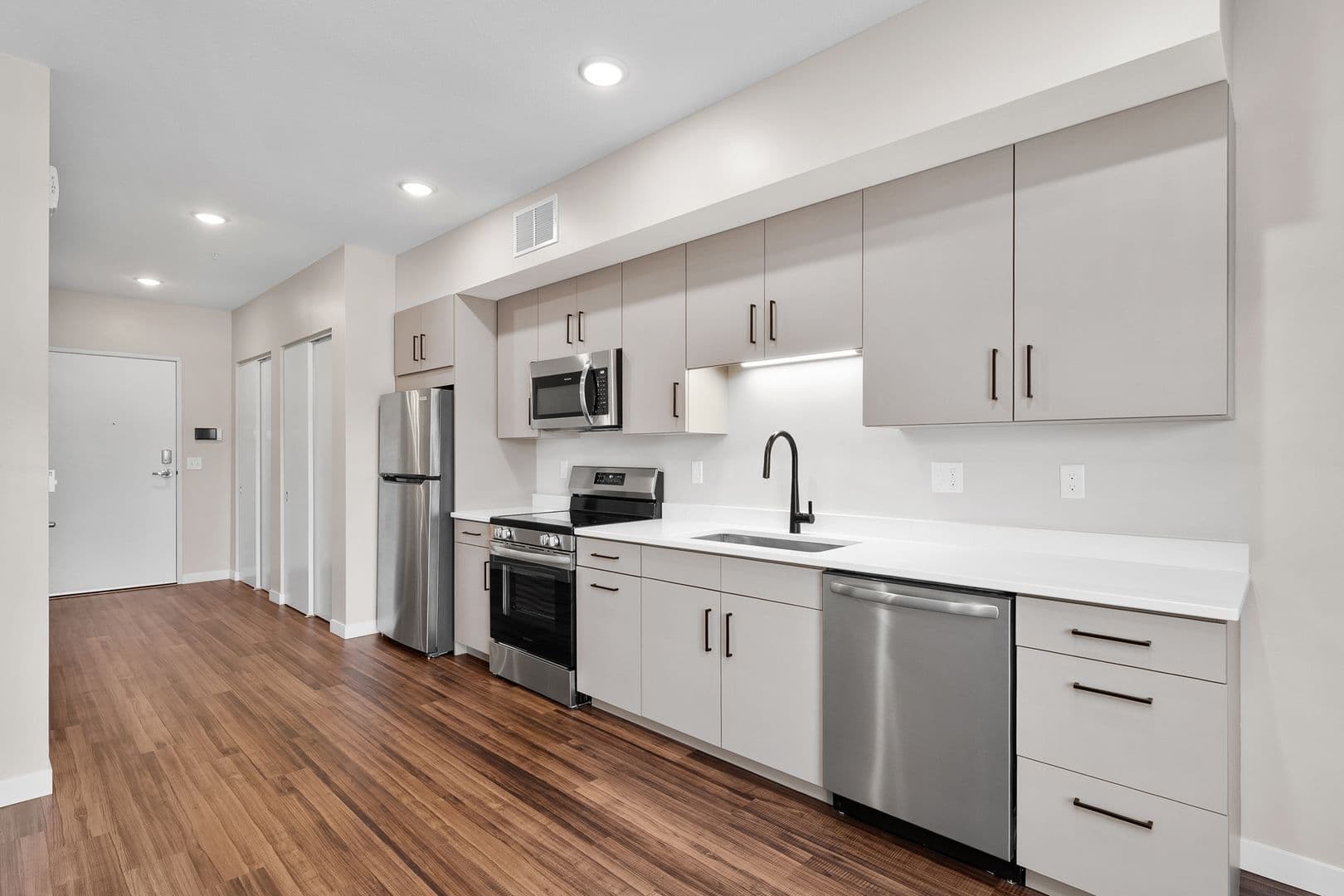 Eau Claire Apartment: 2016 Oxford Avenue