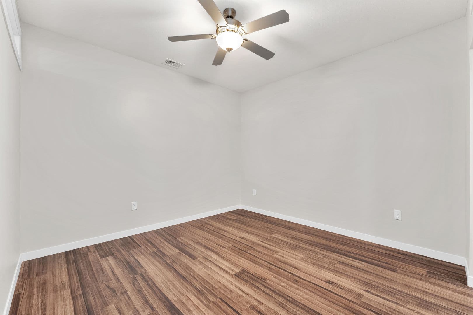 Eau Claire Apartment: 1920 Oxford Avenue