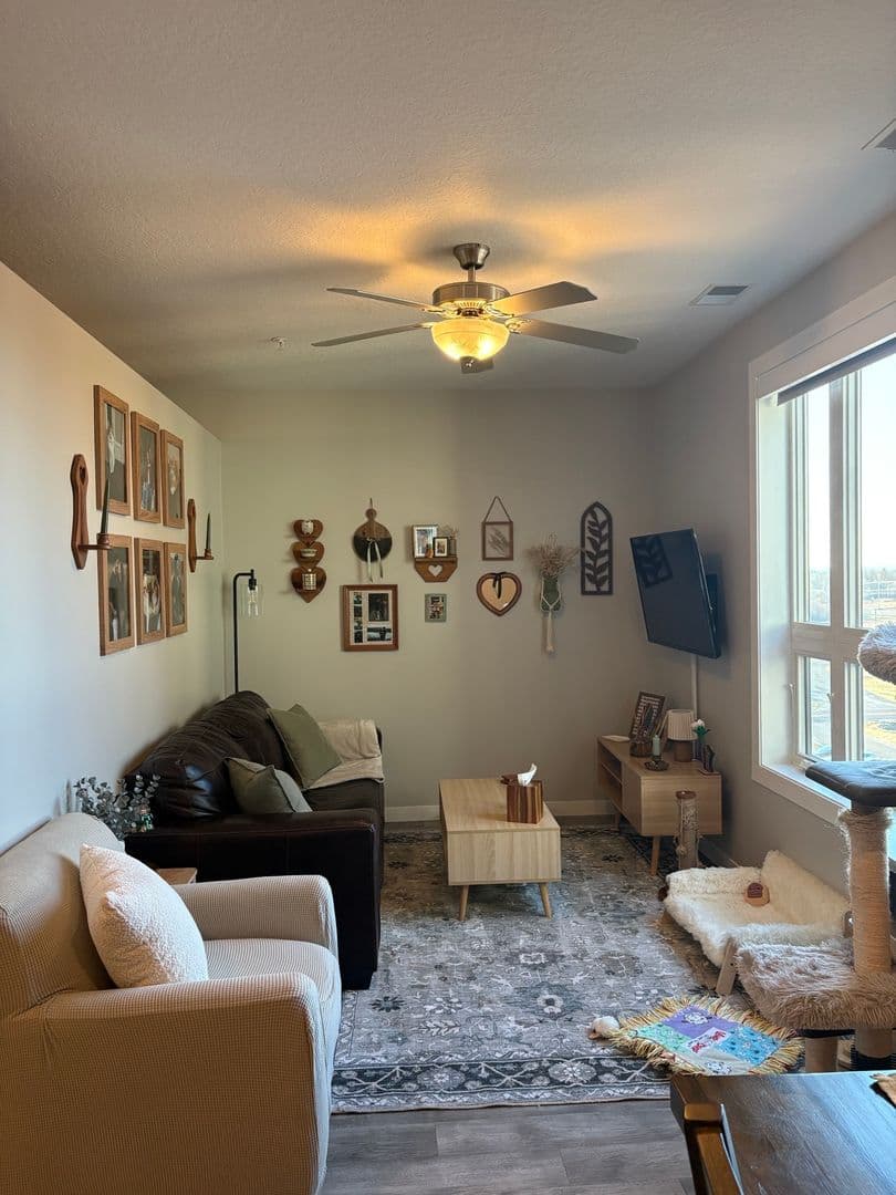 Superior Apartment: 2601 Bardon Ave