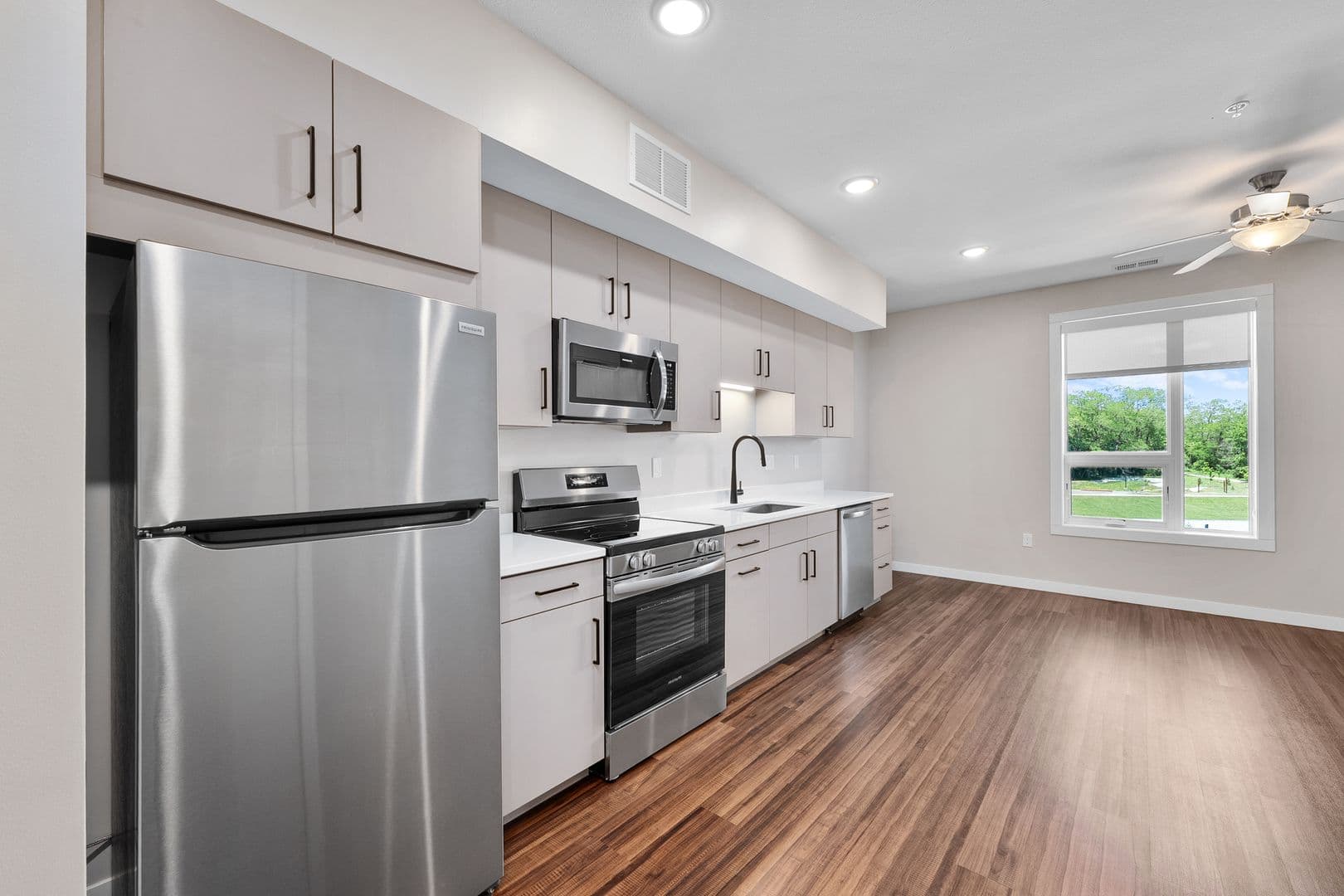 Eau Claire Apartment: 1920 Oxford Avenue