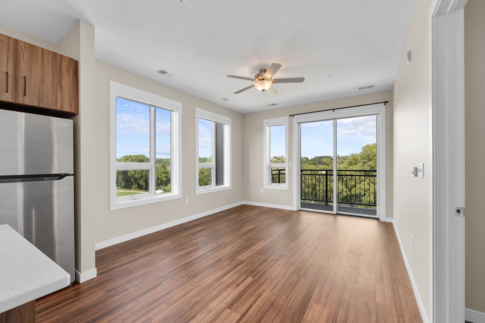 Eau Claire Apartment: 2016 Oxford Avenue