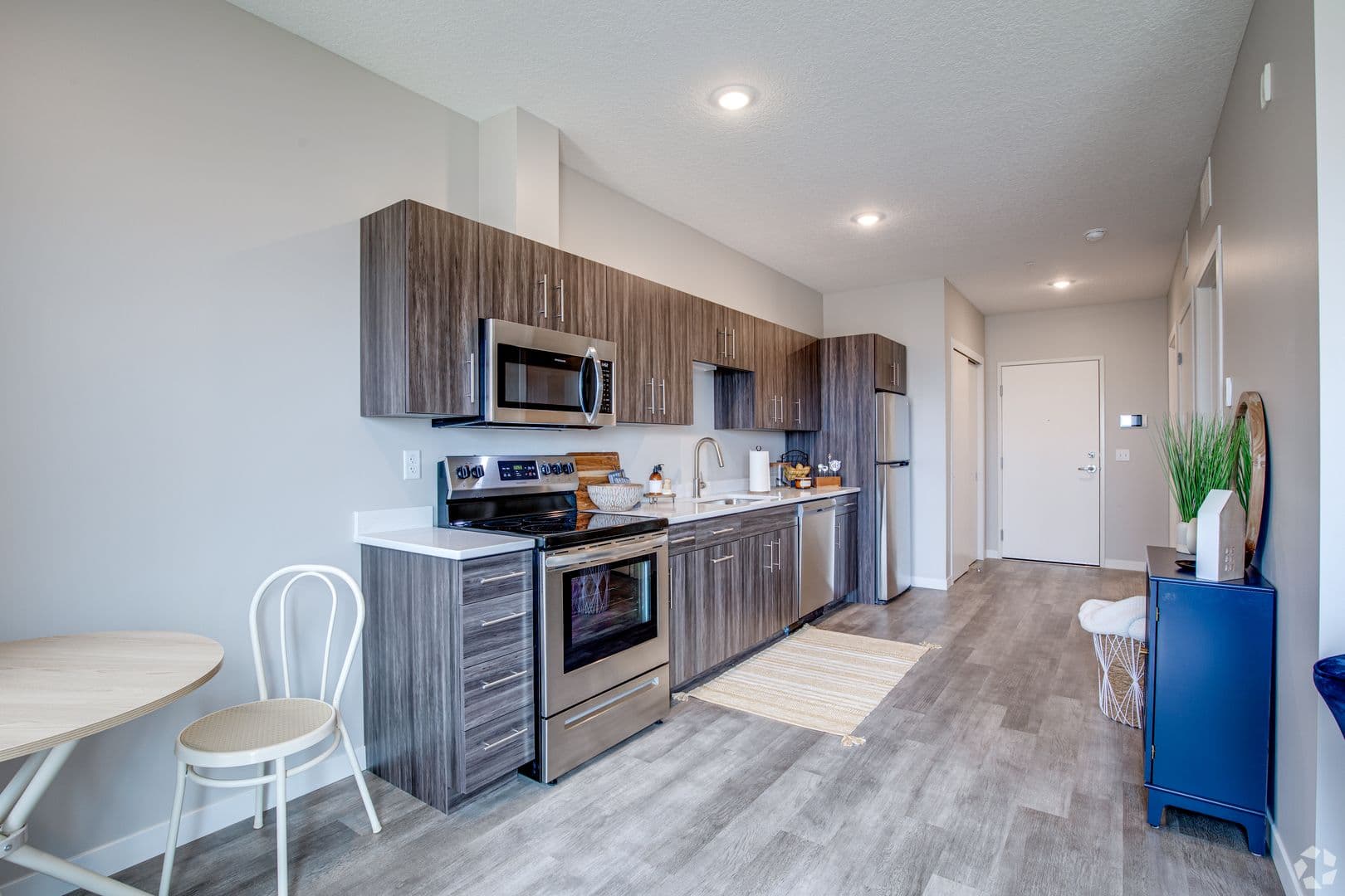 Superior Apartment: 2601 Bardon Ave