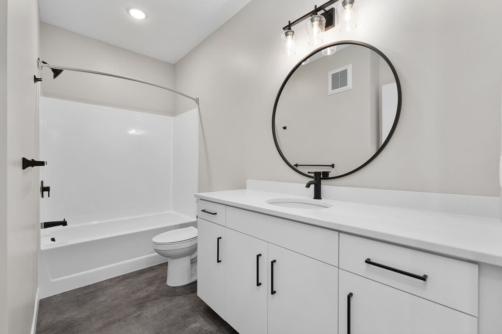 Eau Claire Apartment: 2016 Oxford Avenue