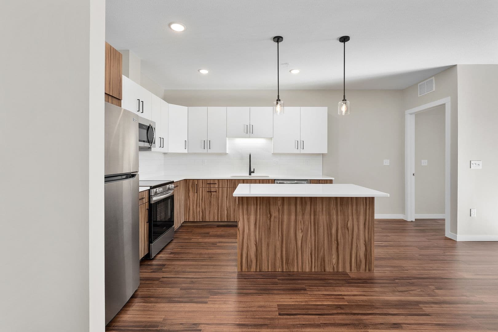 Eau Claire Apartment: 2016 Oxford Avenue