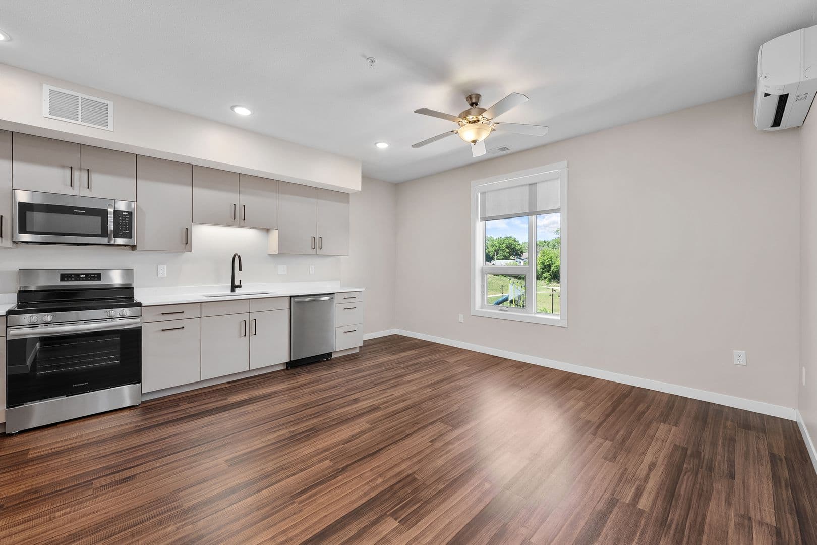 Eau Claire Apartment: 1920 Oxford Avenue