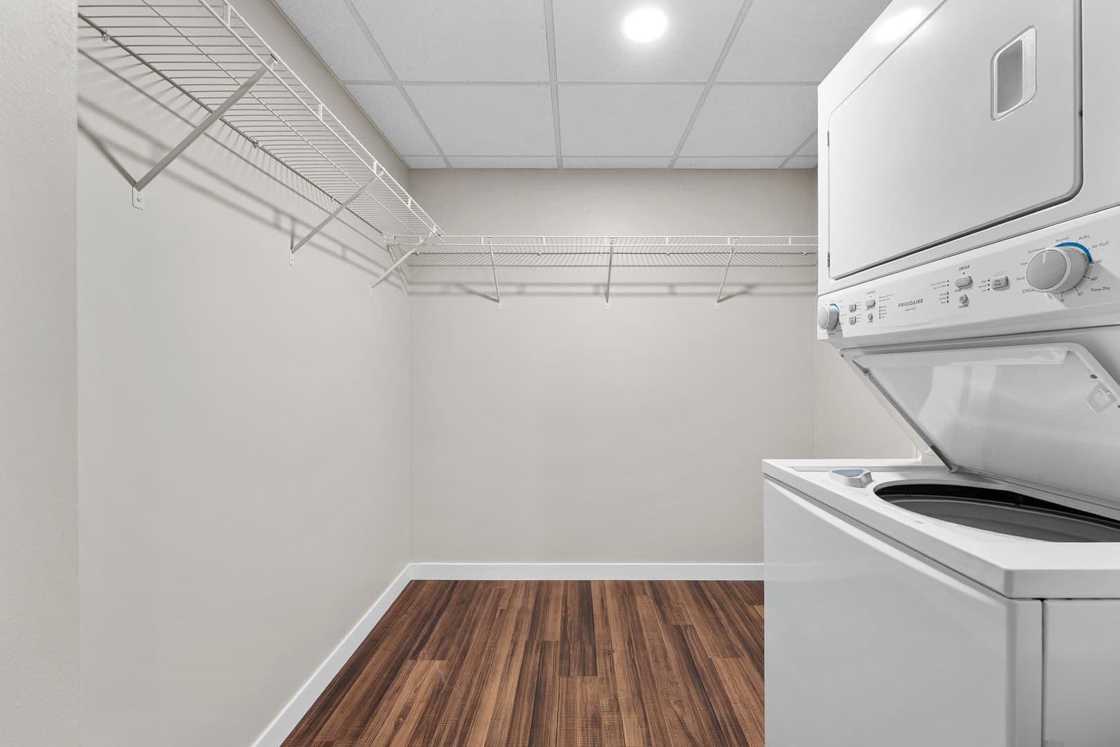 Eau Claire Apartment: 1920 Oxford Avenue