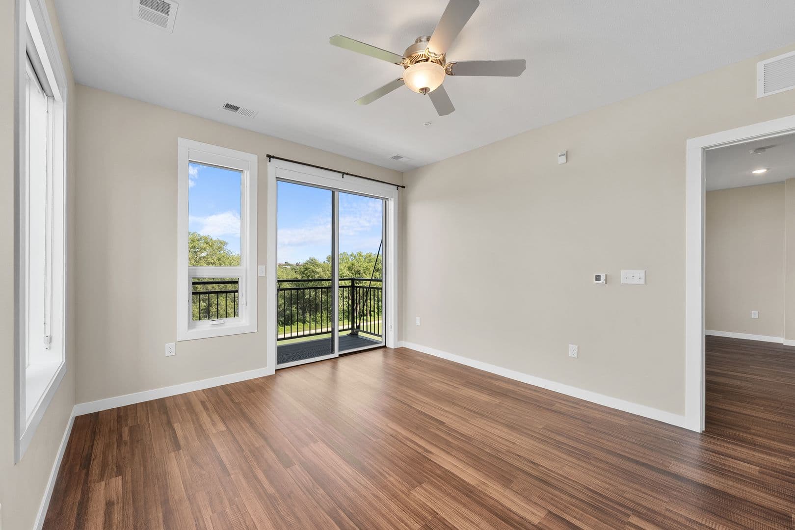 Eau Claire Apartment: 2016 Oxford Avenue