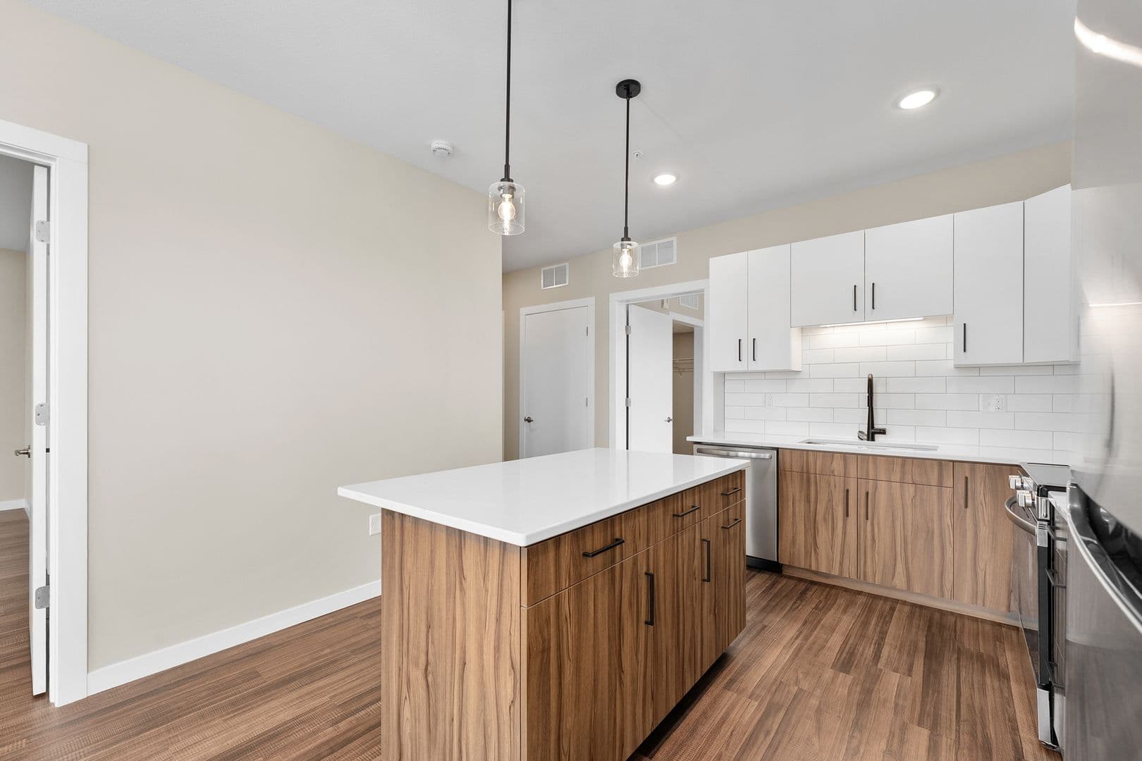 Eau Claire Apartment: 2016 Oxford Avenue