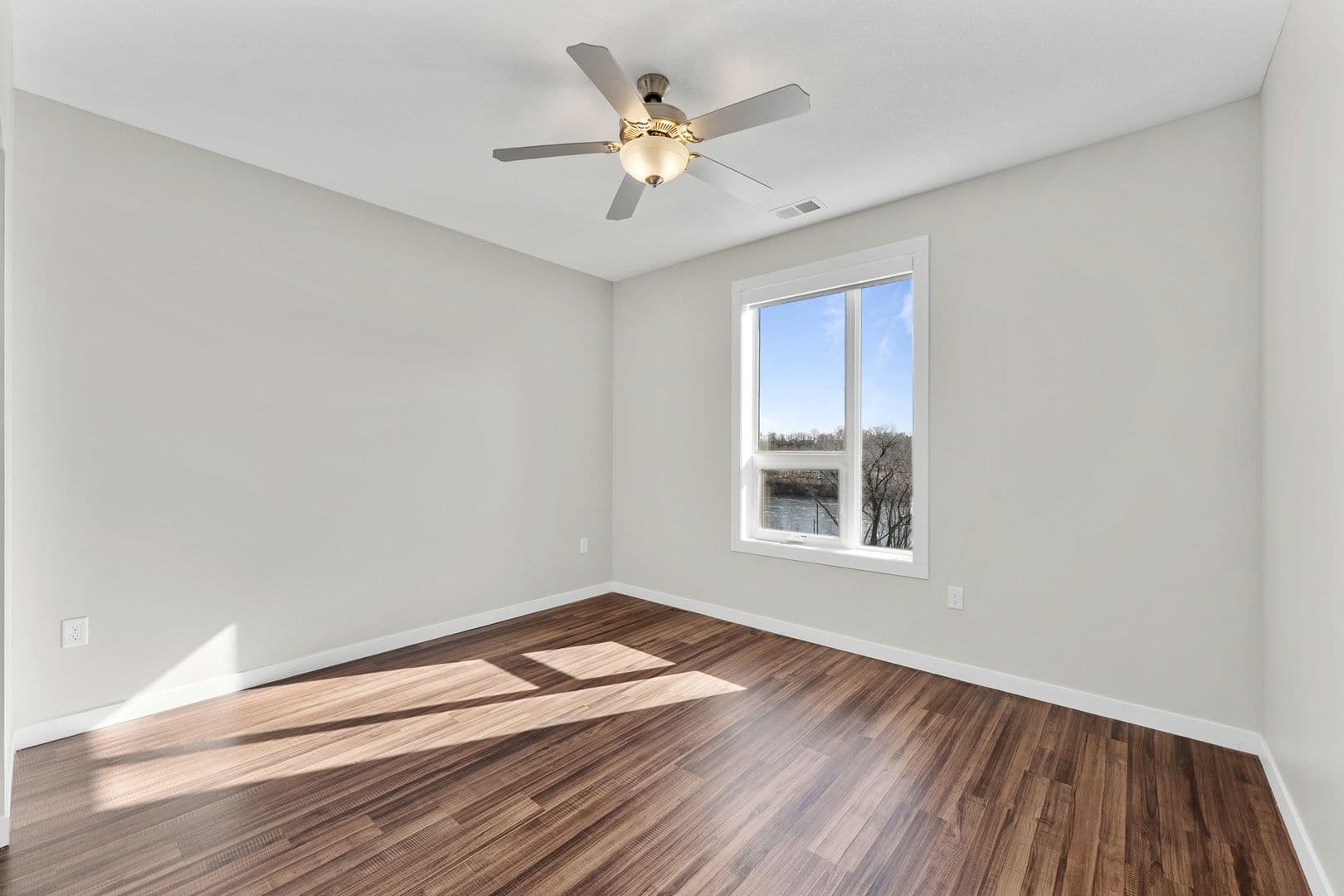 Eau Claire Apartment: 2016 Oxford Avenue